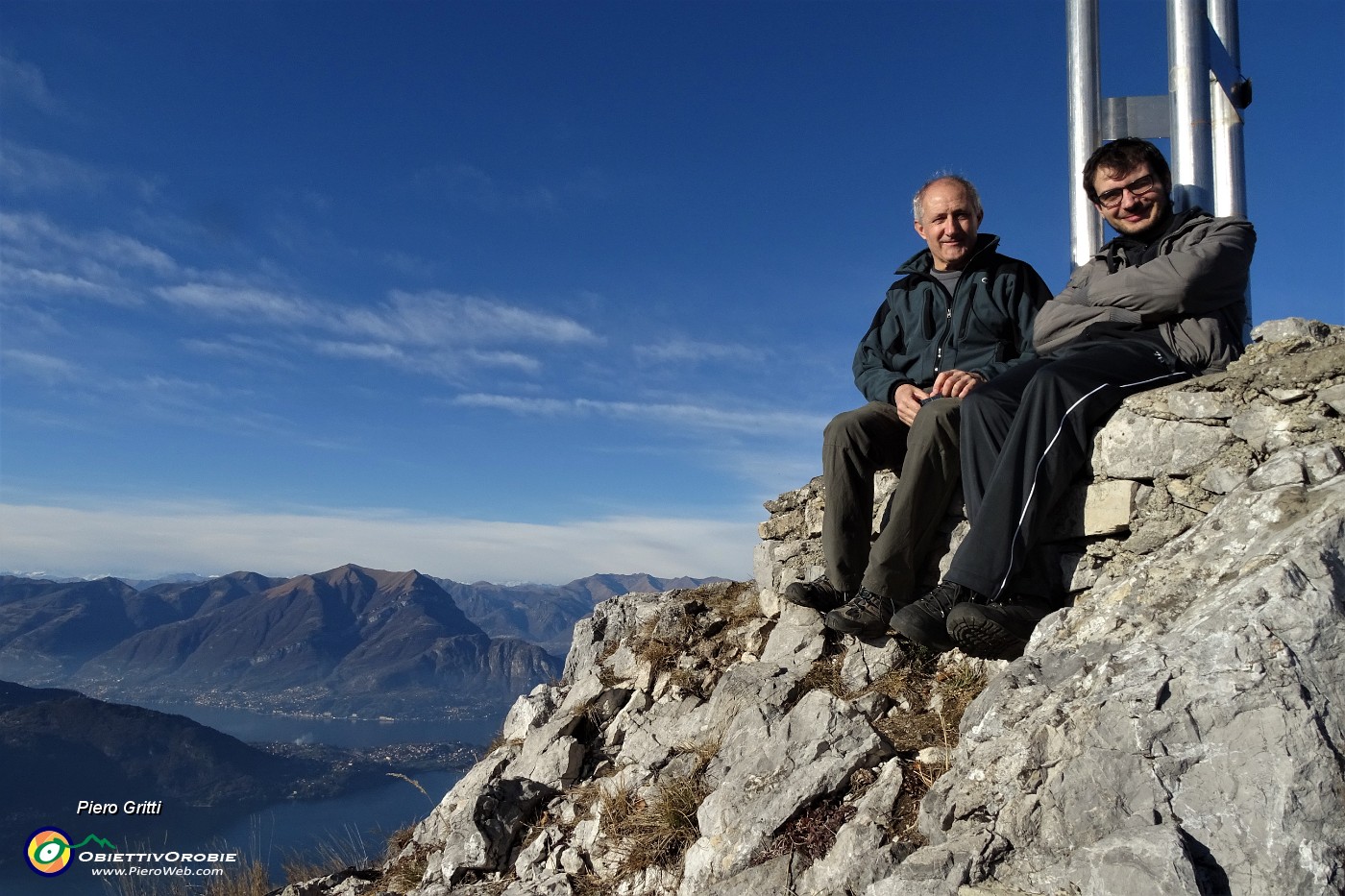 53 In vetta allo  Zucco Sileggio in nostra compagnia Alessandro col papa.JPG